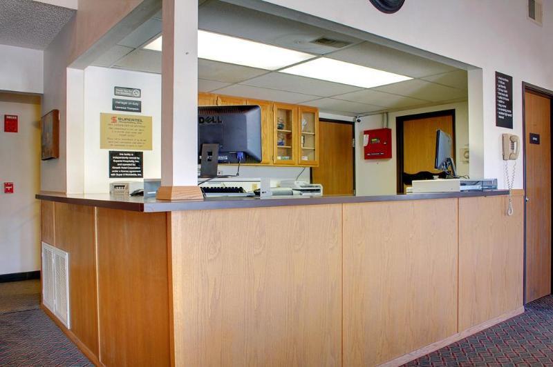 Super 8 By Wyndham West Plains Motel Buitenkant foto